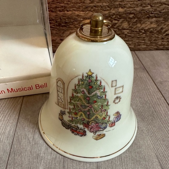 Vintage Christmas Bell Music Box - Stille Nacht/Silent Night
Porcelain with box - Picture 13 of 16